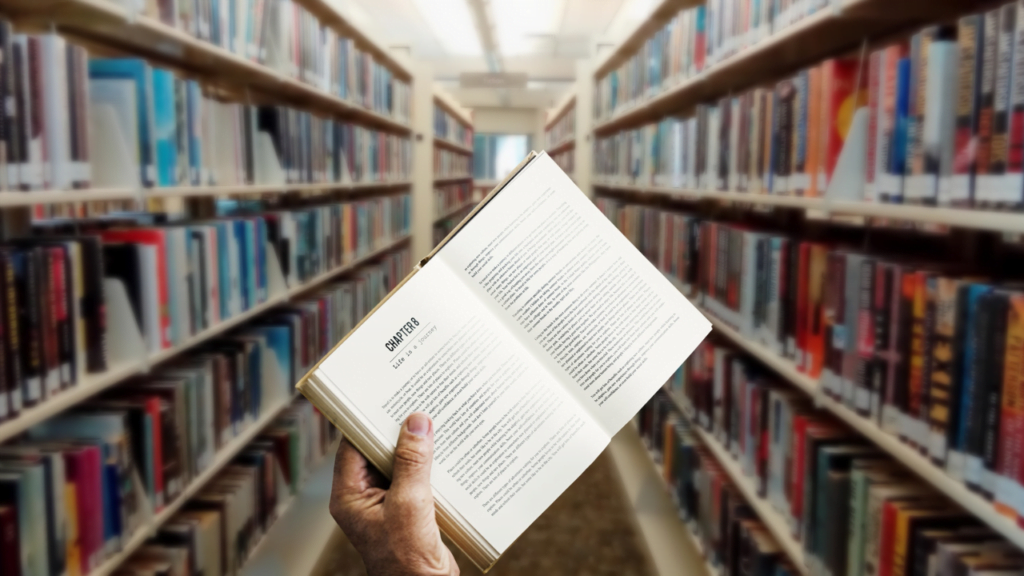 livre devant une bibliothèque