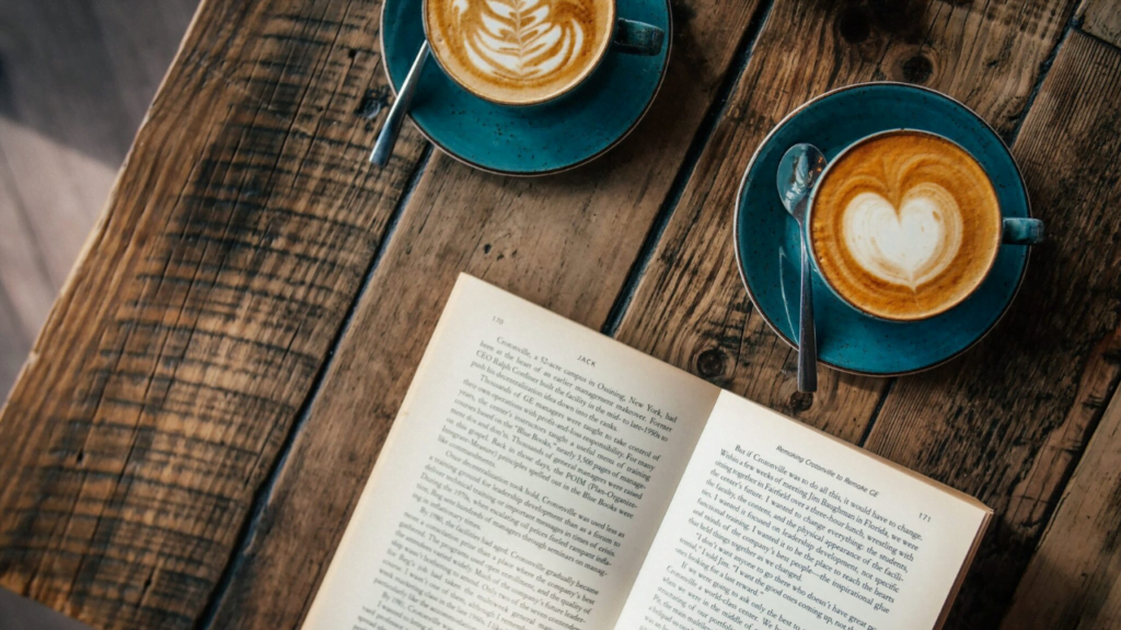 café et livres sur une table
